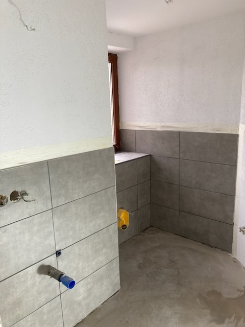 Sanierter Innenraum mit Wandfliesen